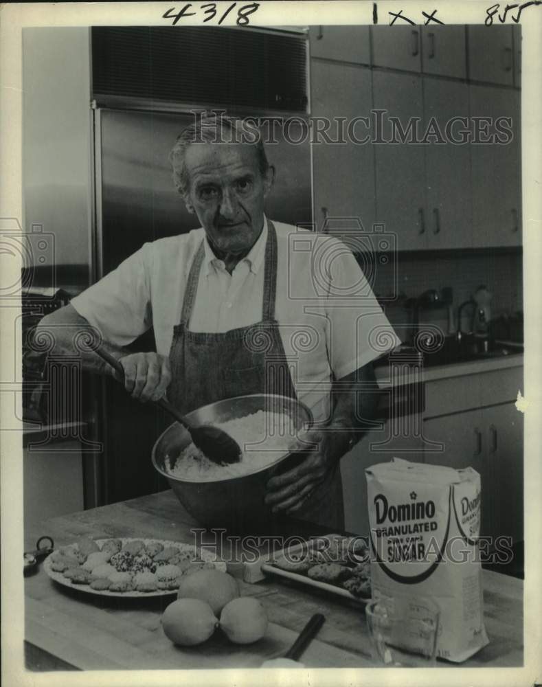 1978 Press Photo Chef Maurice Moore-Betty Demonstrates  Cookie-Making Techniques- Historic Images