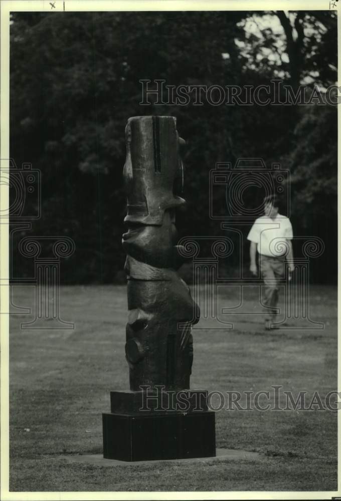 1992 Press Photo A visitor strolls toward the Henry Moore sculpture in England- Historic Images