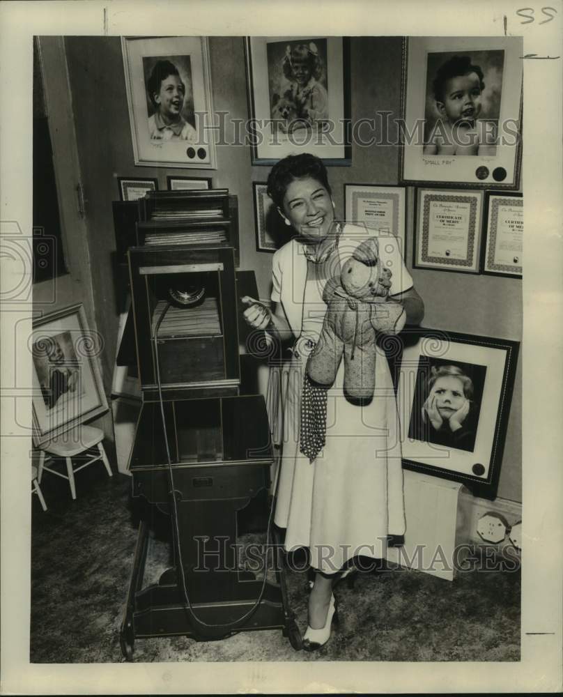 1949 Press Photo Mrs. Gladys Moore, manager of Frank B. Moore portrait studio- Historic Images