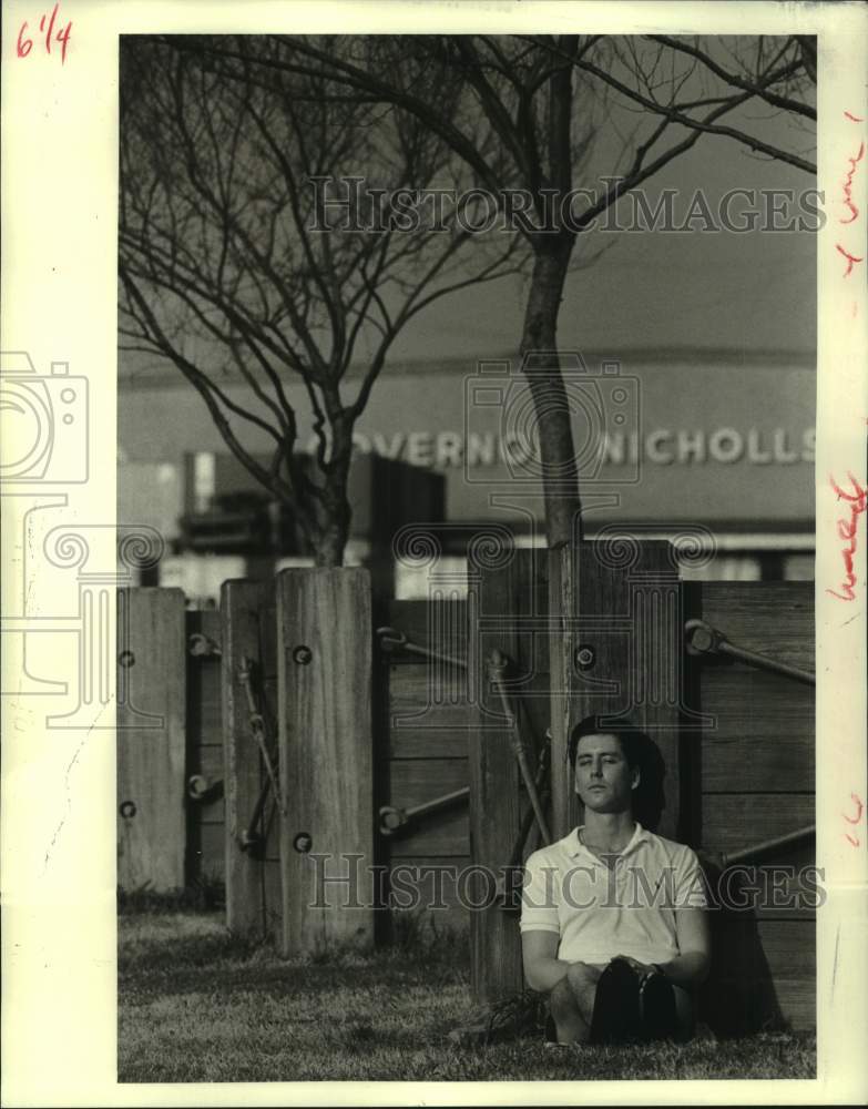 1985 Press Photo Joe Balius relaxes at the Moonwalk in the French Quarter- Historic Images