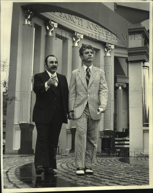 Press Photo Anthony Russo shows Festa d' Italia area to Herbert Montalbano- Historic Images