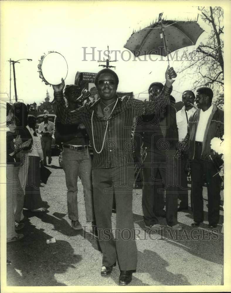 1979 Press Photo Oliver &quot;La La&quot; Morgan performs on the street- Historic Images