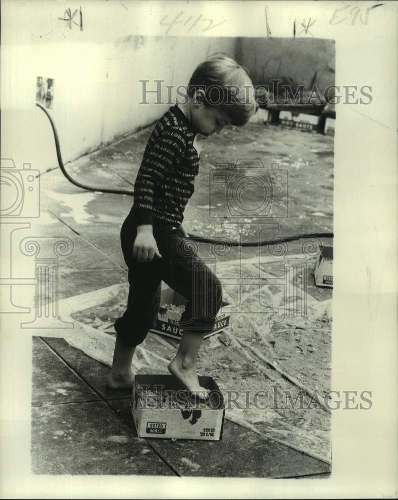 1976 Press Photo Ben Wilson uses sand to create art-New Orleans Museum of Art- Historic Images