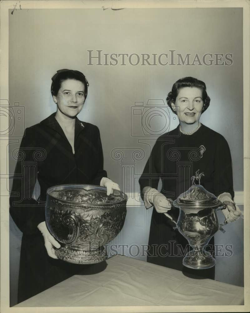Load image into Gallery viewer, 1959 Press Photo Mrs. V. Rabun Monroe and Mrs. Geo W. Healy Jr. - nob91047
