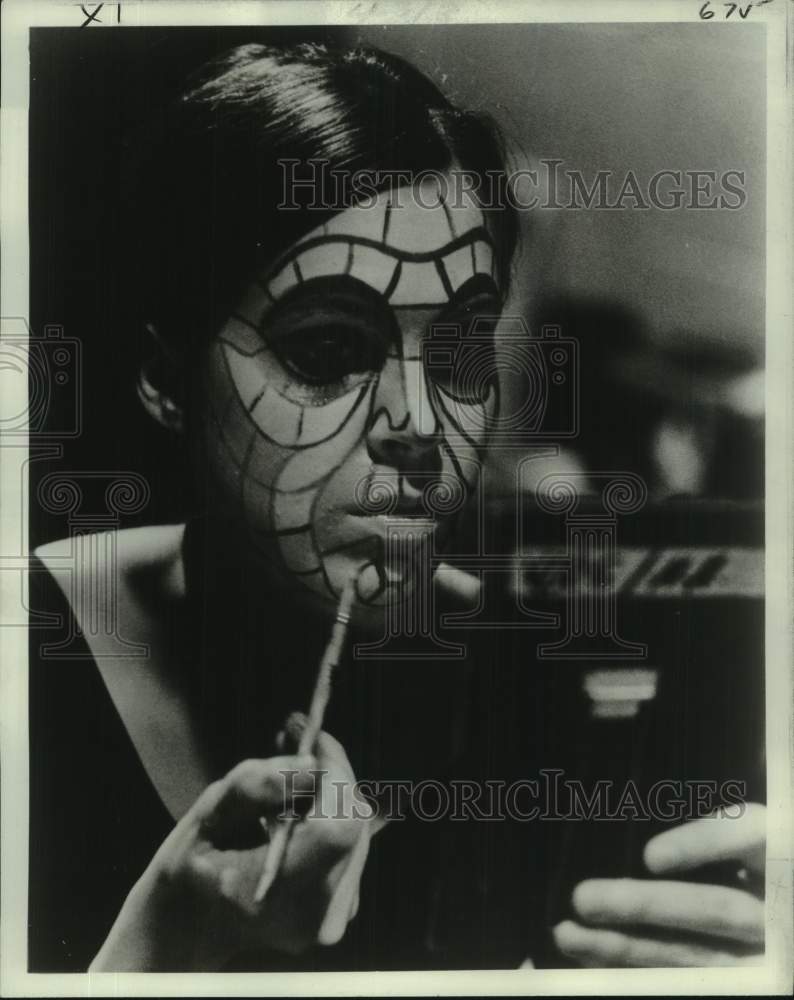 1977 Press Photo Make-up demonstration by New Orleans Center for Creative Arts- Historic Images