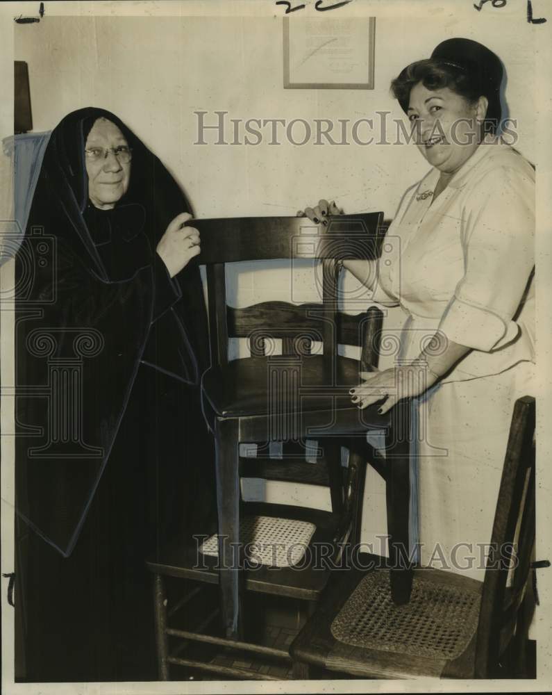 Load image into Gallery viewer, 1961 Press Photo Mrs. George Sladovich Jr. of HOPE with Mother Superior Cleofe
