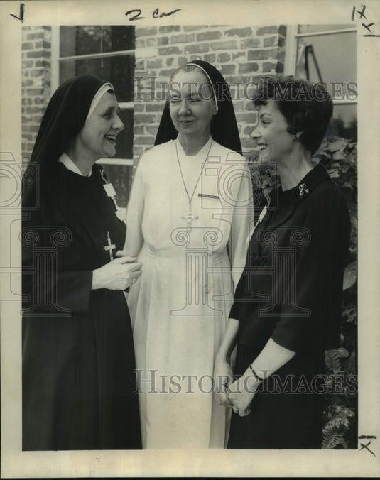 1969 Press Photo Sister Hargrove chats with Mother R. Stanley & Mrs. Sutton- Historic Images