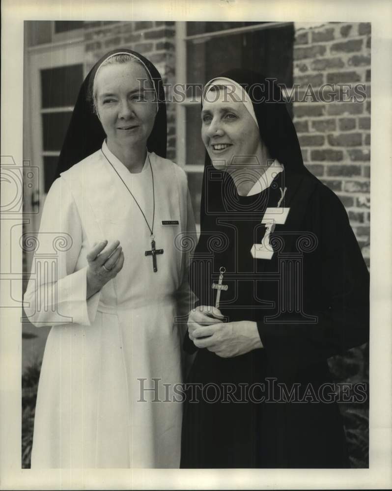 Load image into Gallery viewer, 1969 Press Photo Mother R. Stanley and Sister Katharine Hargrove R.S.C.J.
