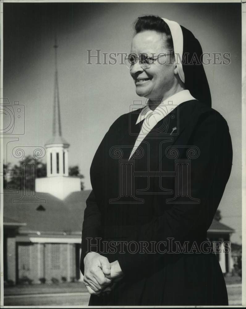 1968 Press Photo Mother Madeleine in front of the Provincial House in Algiers- Historic Images