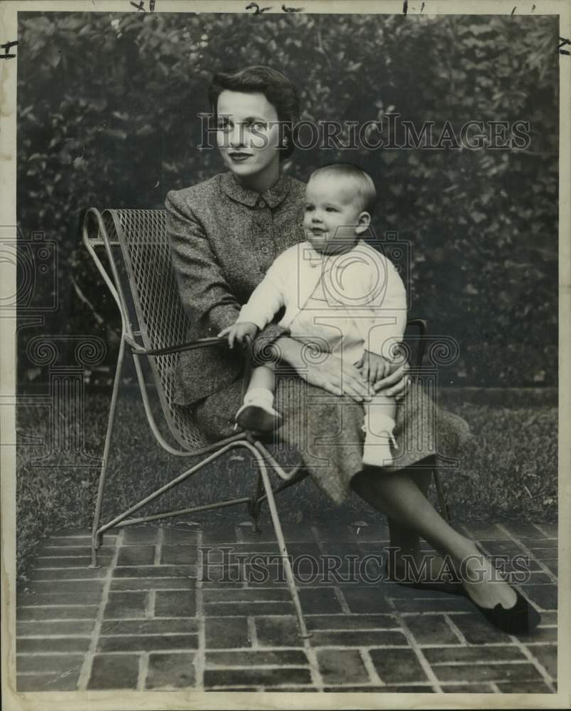 Load image into Gallery viewer, 1959 Press Photo Mrs. Charles B. Molster Jr. Of Richmond, Virginia, With Child
