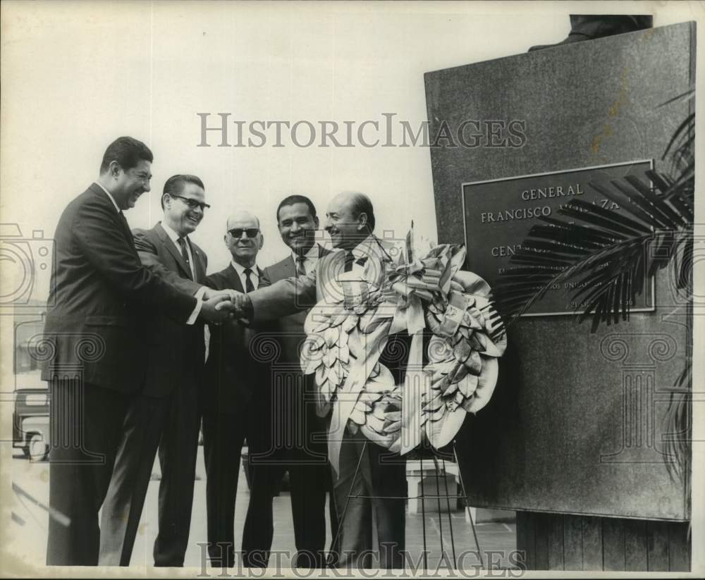 1967 Press Photo Delegates gather around the Statue of General Francisco Morazan- Historic Images