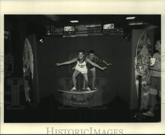 1989 Press Photo Sunkist's Surf Shack at MTV Museum of Unnatural History- Historic Images
