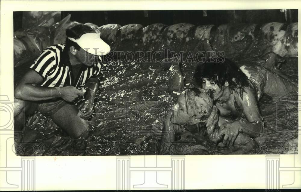 1981 Press Photo Mud wrestlers Lola and Guacamole Cathy at Lake Theater Lounge- Historic Images