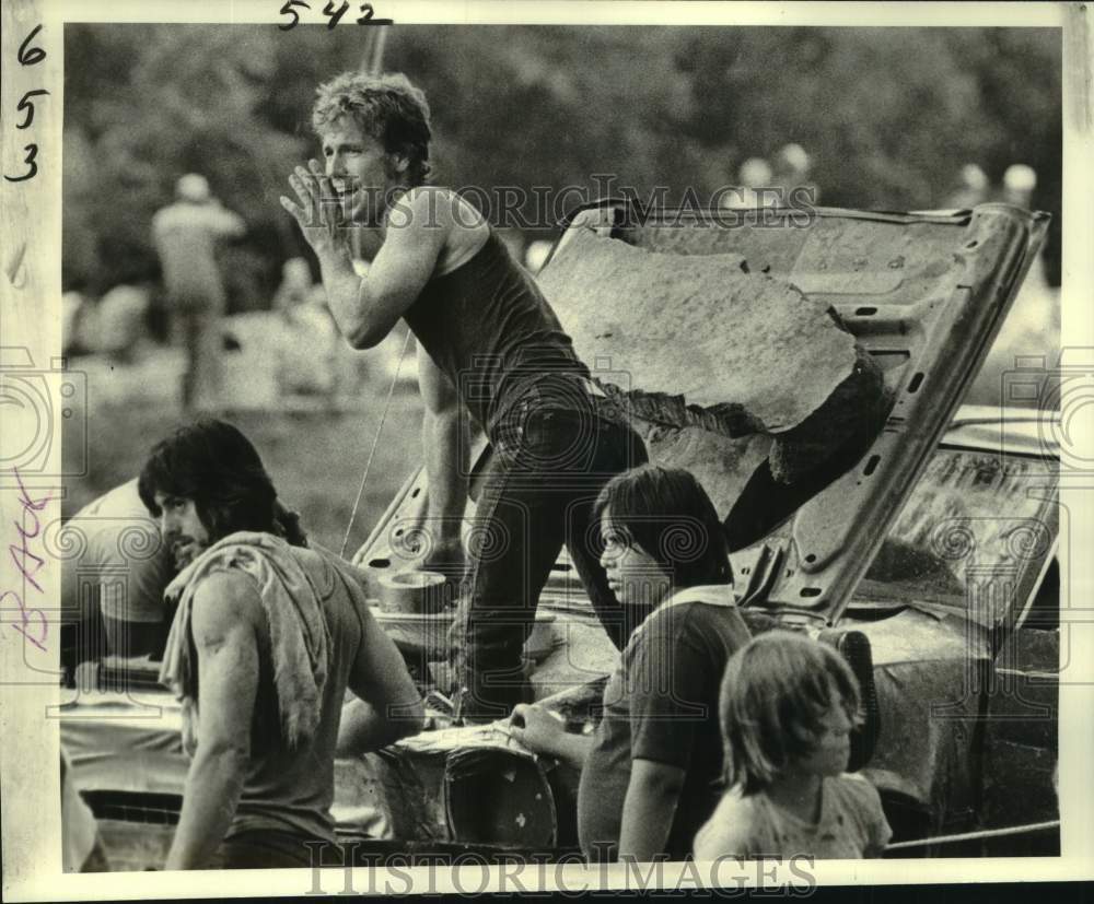 Press Photo Billy McWilliams talks to a friend during races at LaPlace Mud Races- Historic Images