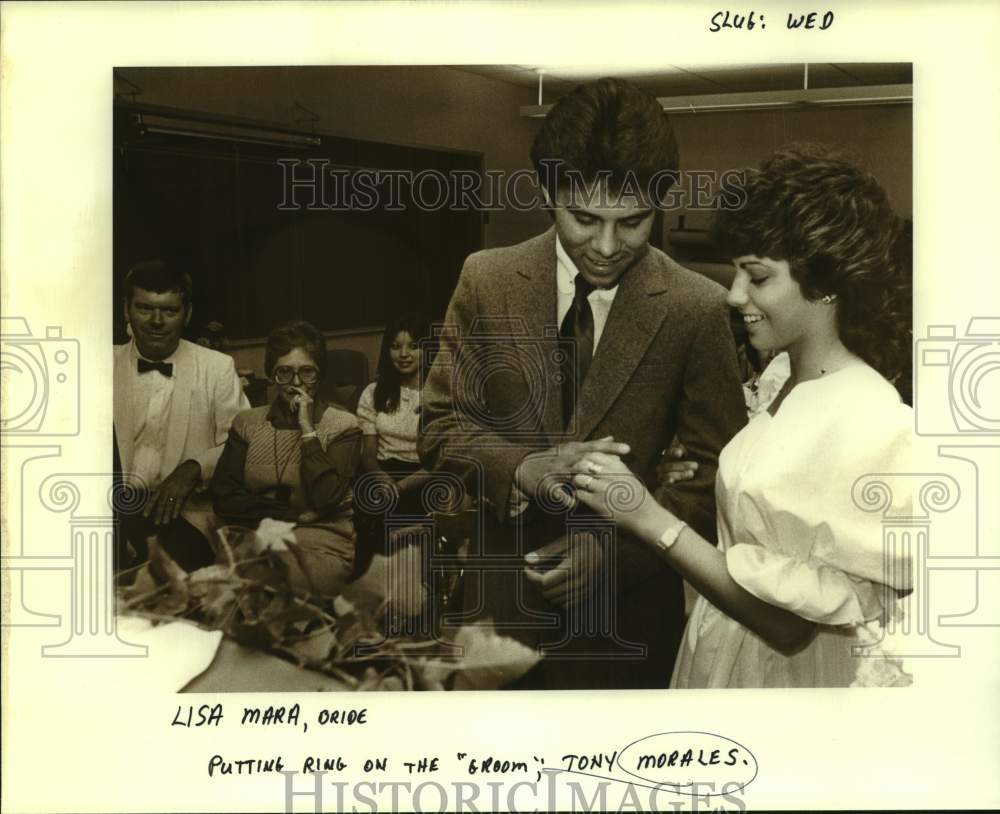 1984 Press Photo Students Lisa Mara, Tony Morales, Act Out Wedding In Classroom- Historic Images