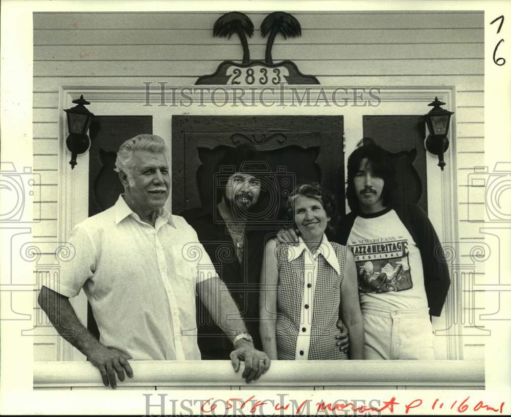 1981 Press Photo Al Morant Sr. With Al Jr., Maria And Greg At Home, Dauphine St.- Historic Images