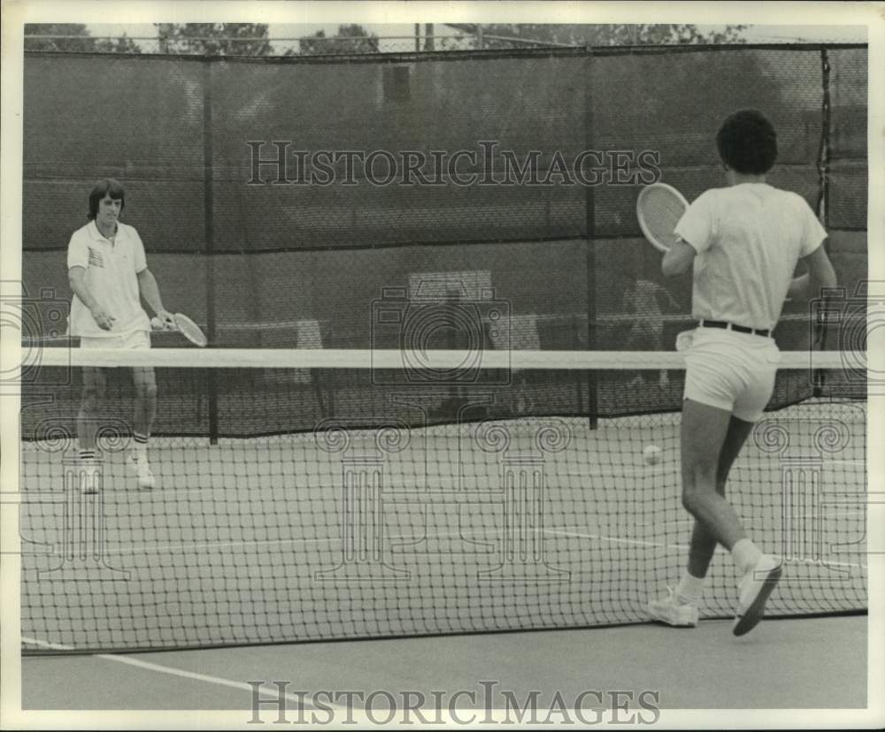 1975 Press Photo Terry Moore and Jeff Smith playing tennis- Historic Images