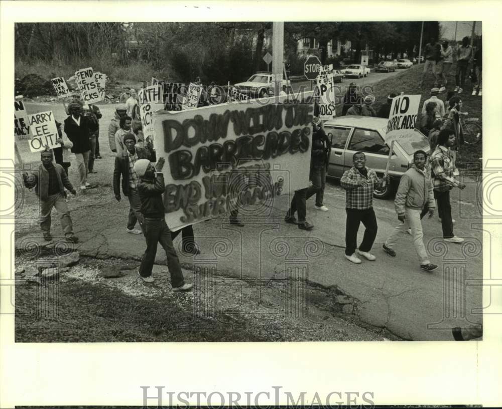 1987 Press Photo Protestors March Against Controversial Barricade, New Orleans- Historic Images