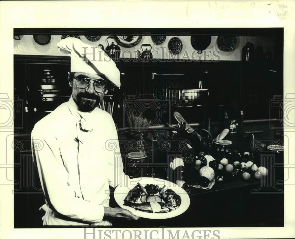 1985 Press Photo Toronto Chef Enrico Montecchi Shows Off A Fish Entree- Historic Images