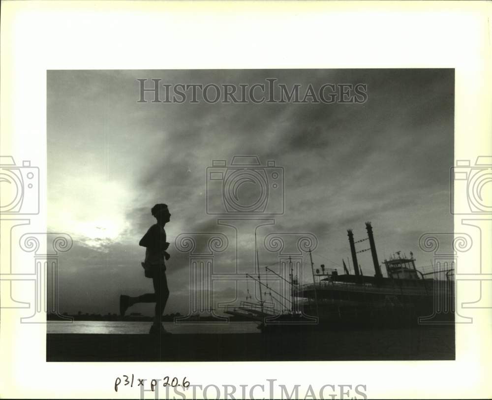 1993 Press Photo A jogger at Moonwalk near Jackson Square in New Orleans