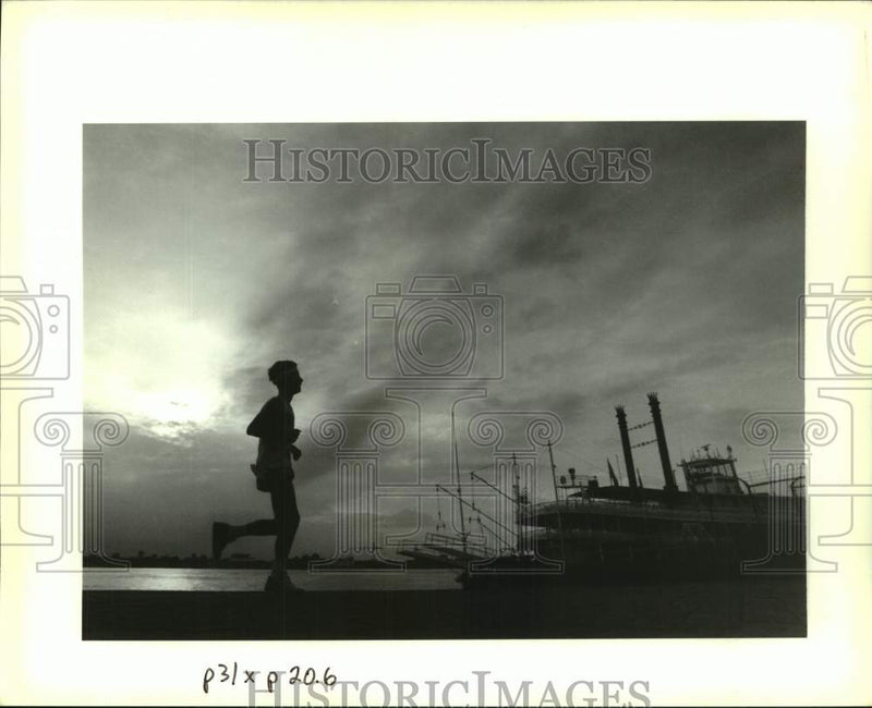 Load image into Gallery viewer, 1993 Press Photo A jogger at Moonwalk near Jackson Square in New Orleans
