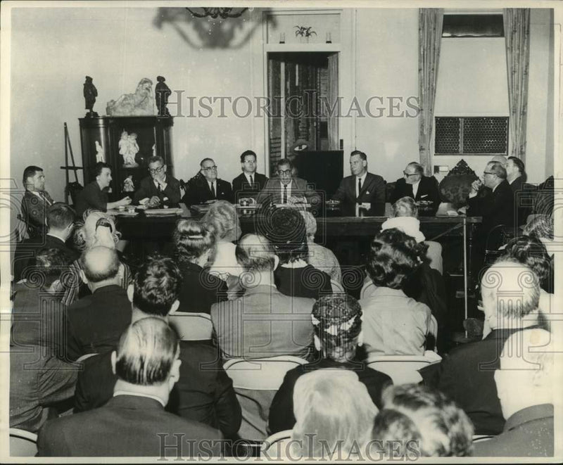 Load image into Gallery viewer, 1963 Press Photo Vieux Carre Commission members during hearing - nob91526
