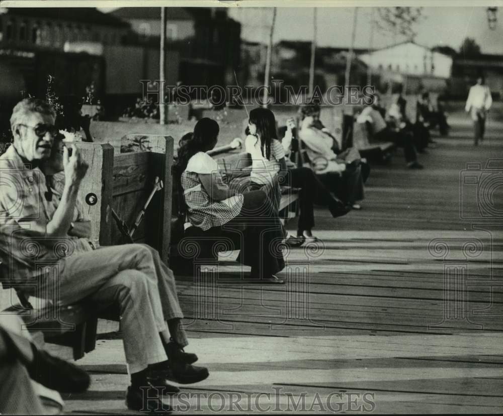 1976 Press Photo Residents relaxing at the Moonwalk in New Orleans- Historic Images