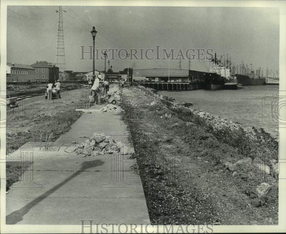 1975 Press Photo New Orleans-Construction on Moonwalk- Historic Images