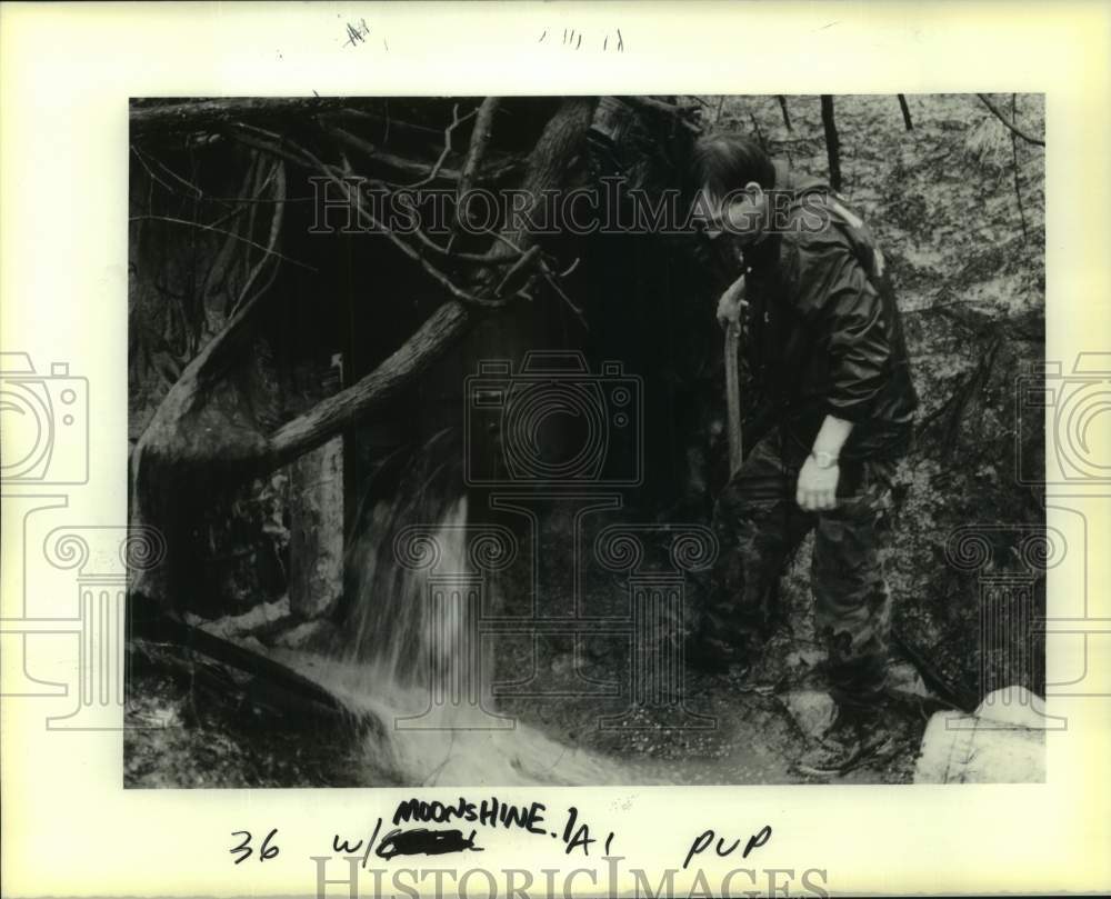 1990 Press Photo Captain David Wilson watches moonshine spill out in Yazoo, Miss- Historic Images