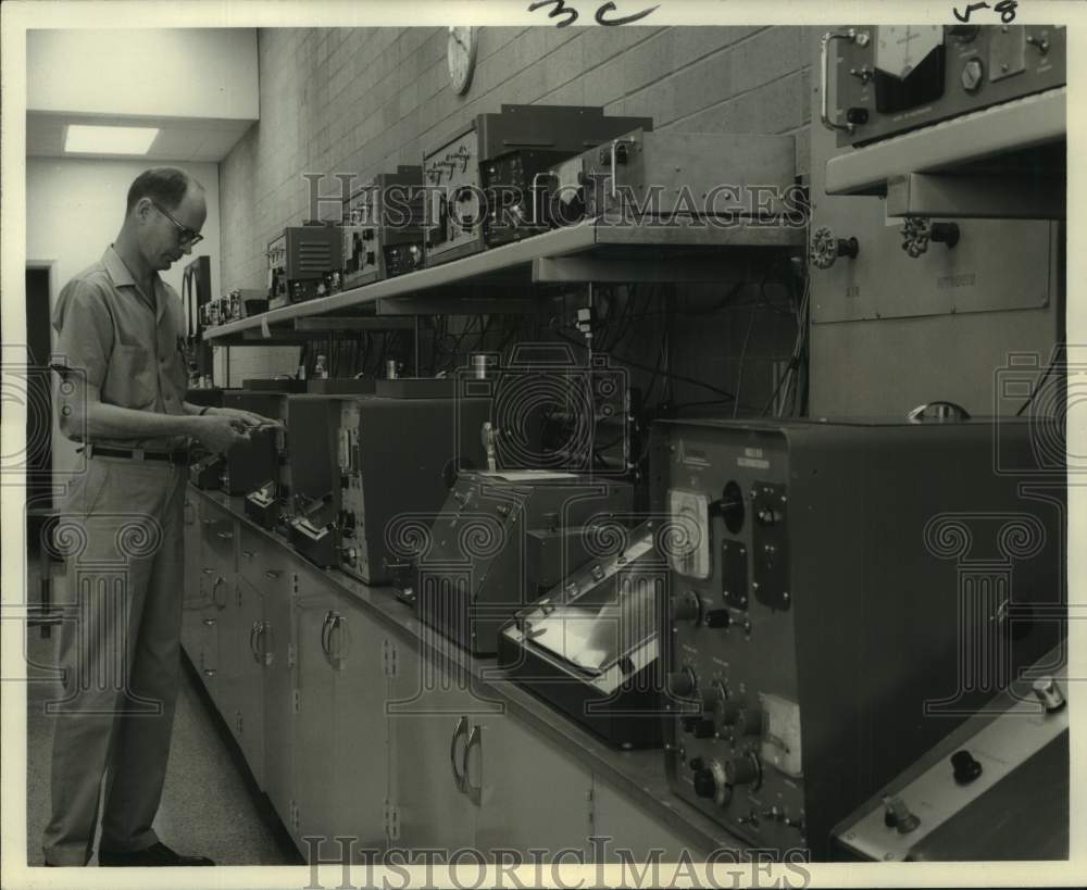 1967 Press Photo Gas Chromatographs used at Monsanto&#39;s Chocolate Bayou Plant- Historic Images