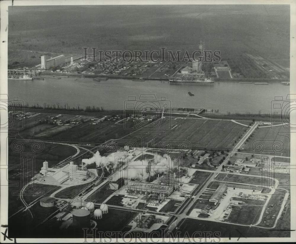 1967 Press Photo View of industrial complex along the Mississippi River- Historic Images