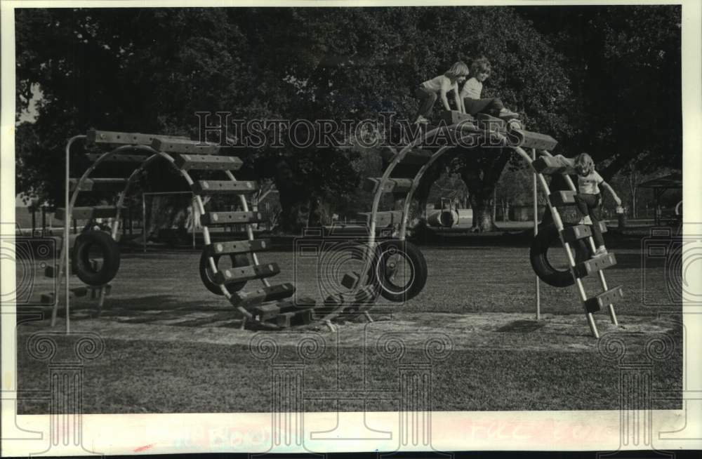 1982 Press Photo Ann Church, Heather &amp; Erin Evans at Monsanto Bicentennial Park- Historic Images