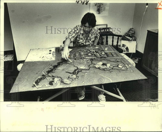 1980 Press Photo New Orleans-Ted Monjure works on his mini replica of the zoo- Historic Images