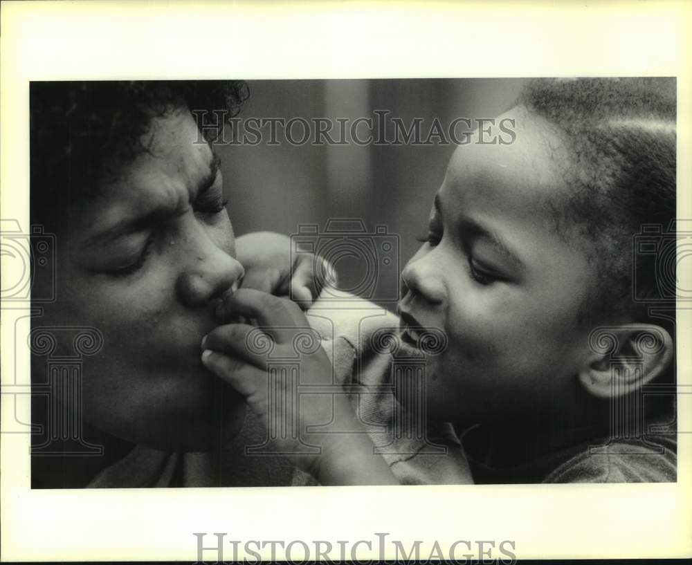 1991 Press Photo Joanell Moore enjoys playful moment with daughter Darria- Historic Images