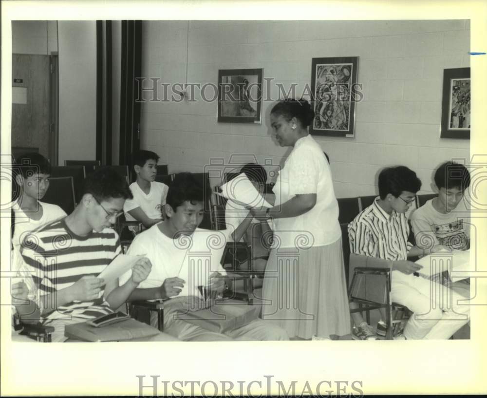 1989 Press Photo Karen B. Moore teaches visiting Japanese students in Dillard- Historic Images