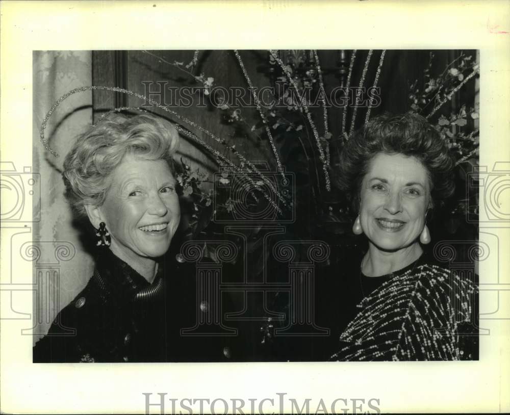 1993 Press Photo Bettie Sueneme, Gail Moore at New Orleans Opera Party- Historic Images