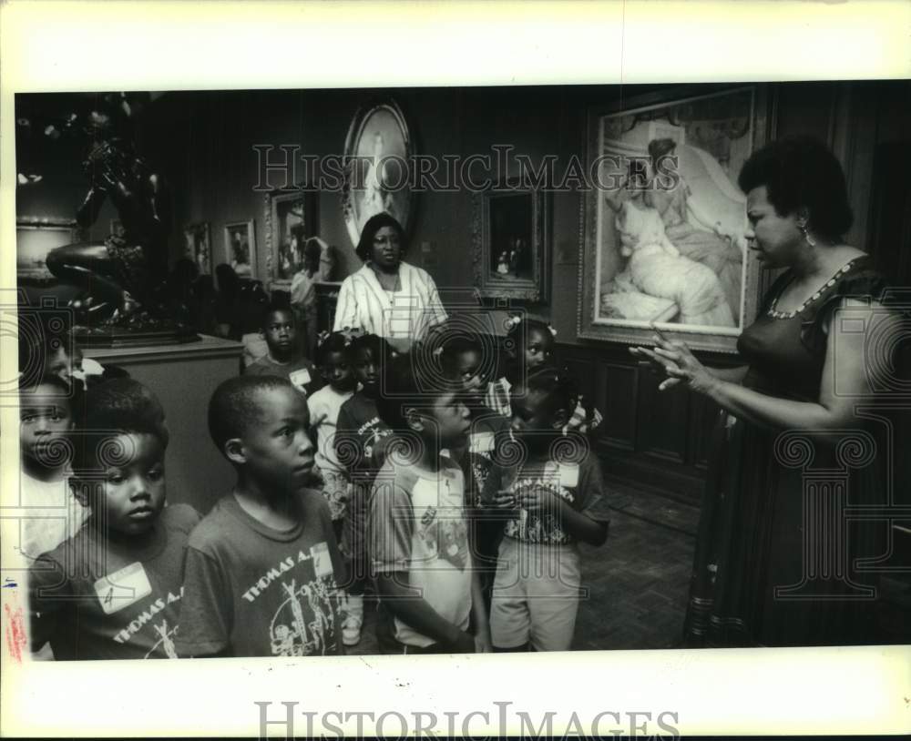 1990 Press Photo NOMA staff Labertha McCormick takes kids from Edison School- Historic Images