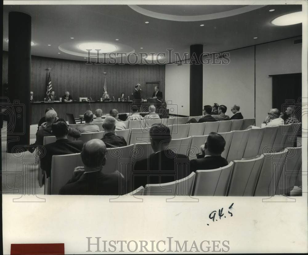 1967 Press Photo Mayor Howard, his commissioners and staff, honor businessmen- Historic Images