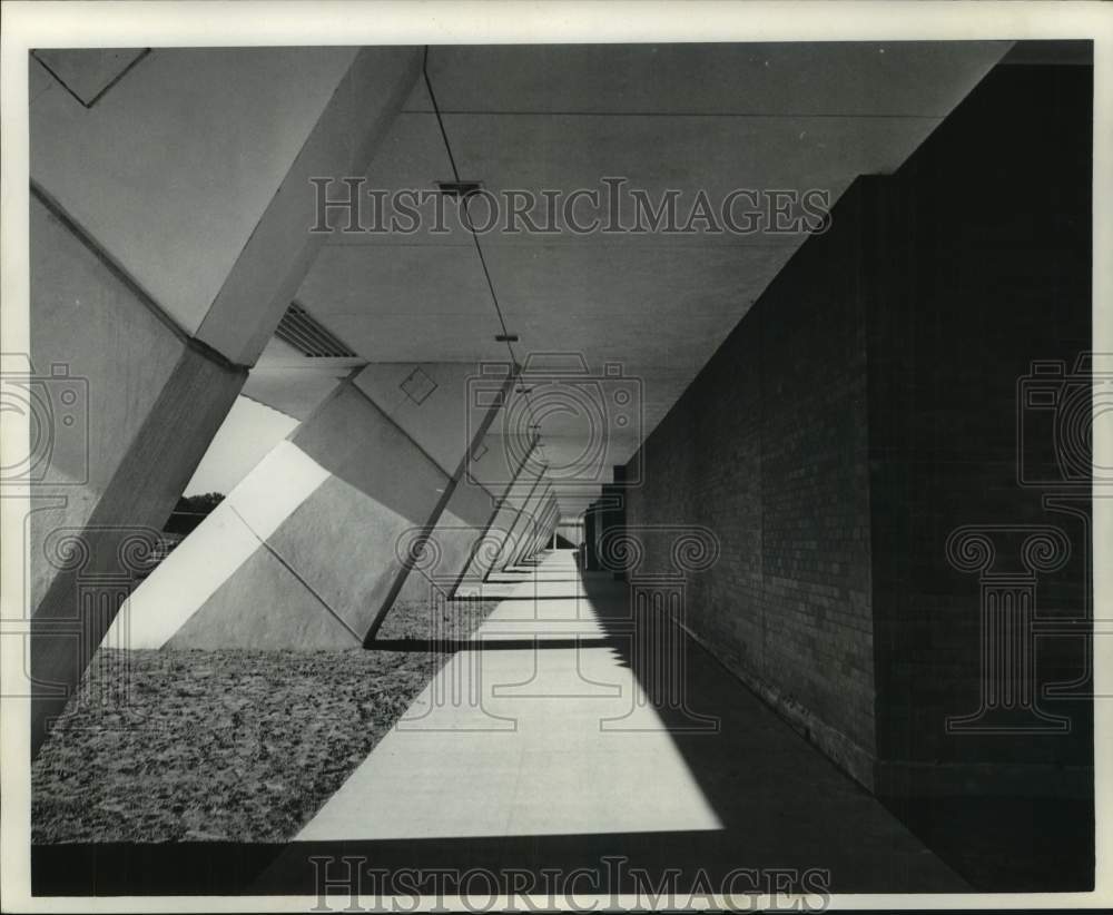 Press Photo Outside a building in Monroe, Louisiana- Historic Images