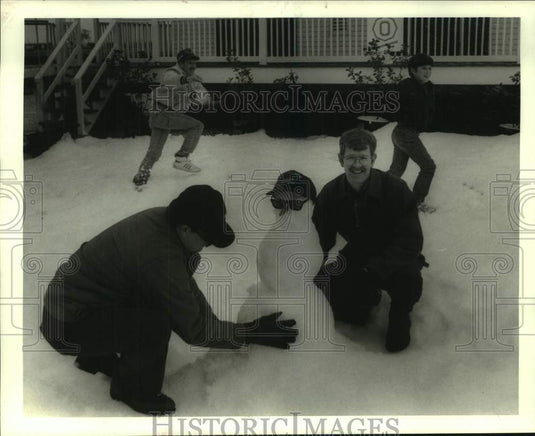 1986 Press Photo Pennington Wilson III & Russ Montague make snow man for contest- Historic Images