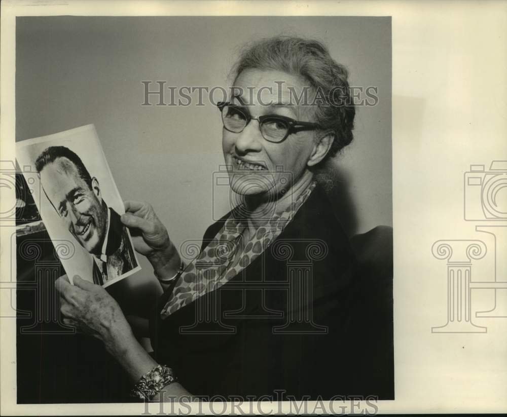 1962 Press Photo Margaret Moore with photograph of astronaut Malcolm Carpenter