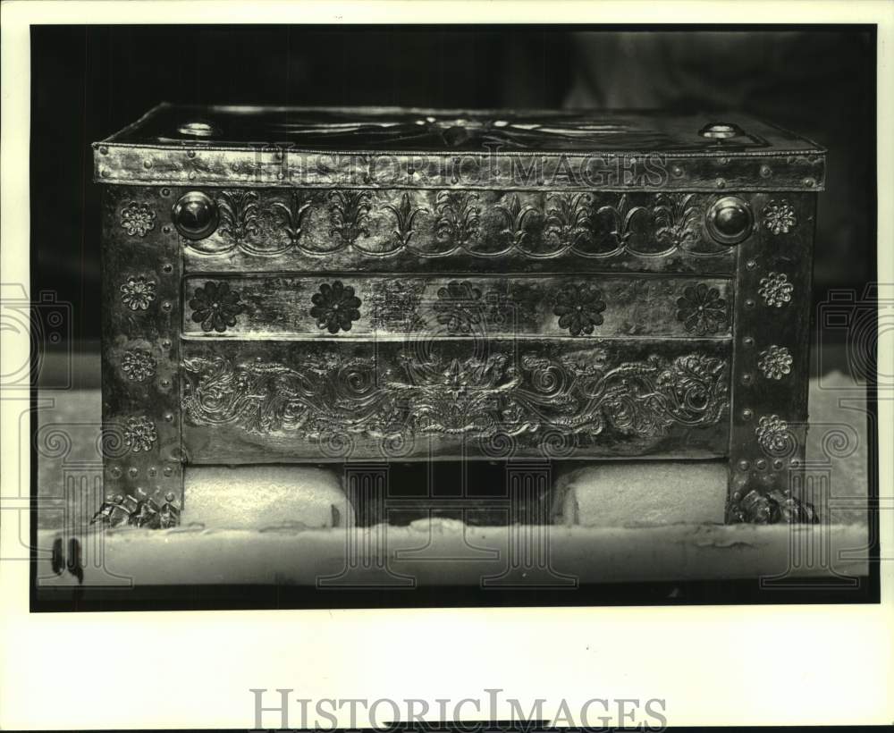 1985 Press Photo View of the front face of the all-gold Alexander box- Historic Images