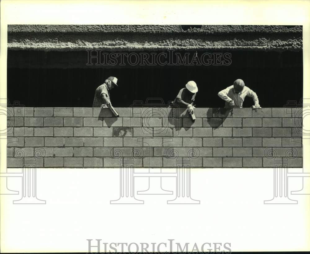 1987 Press Photo Masonry finishers complete wall for New Orleans Center- Historic Images