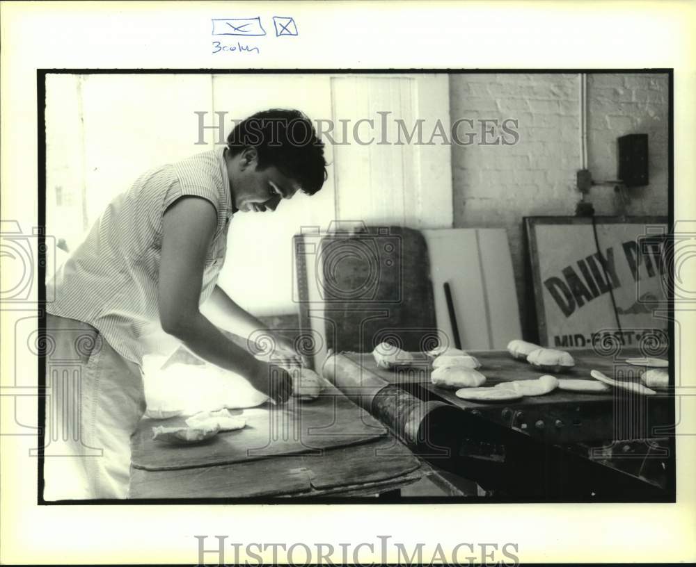 1995 Press Photo Roberto Carlos Rivera retrieves hot pita, Mona&#39;s Pita Bakery- Historic Images