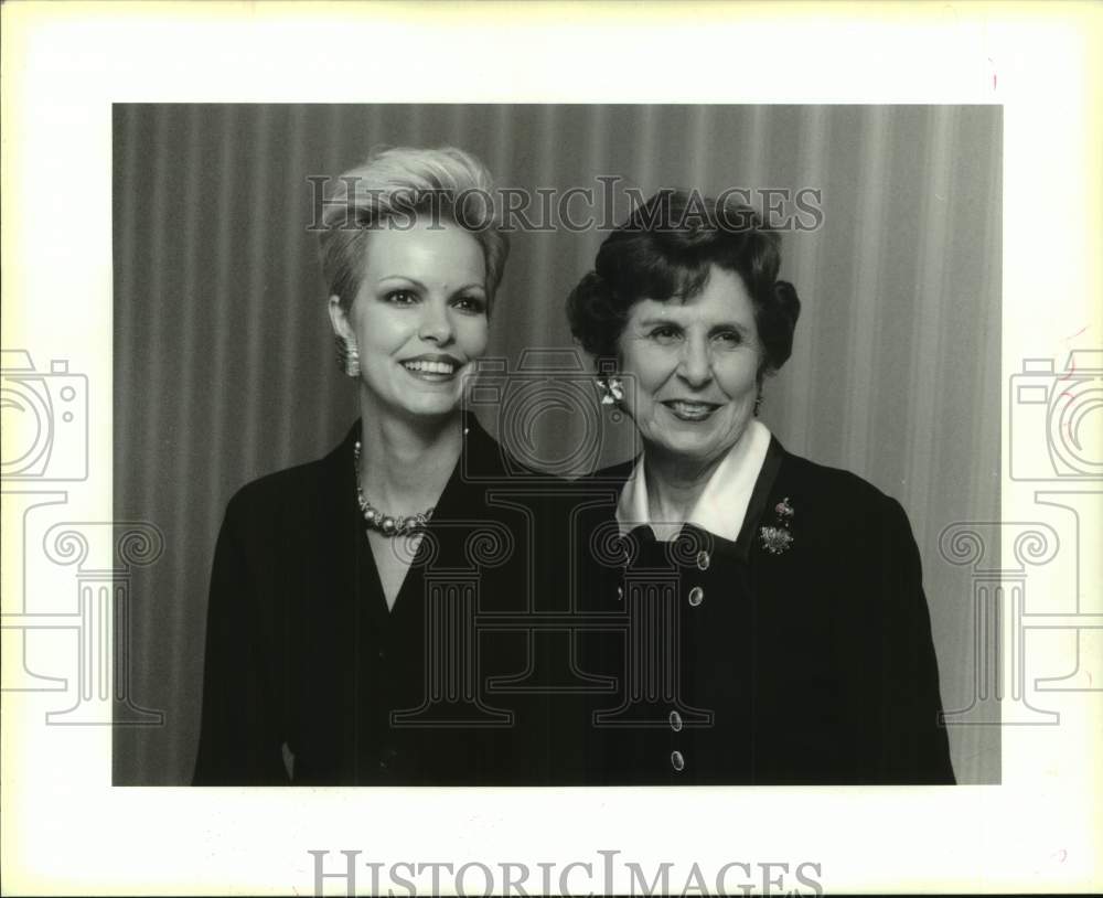 1993 Press Photo Pat Moodey &amp; Lois Hawkins at Promenade luncheon &amp; fashion show- Historic Images