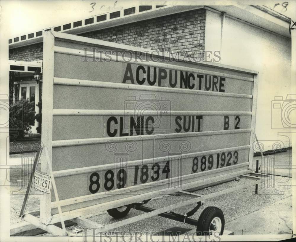 1973 Press Photo Sign pinpoints acupuncture &#39;clnic&#39;- Historic Images