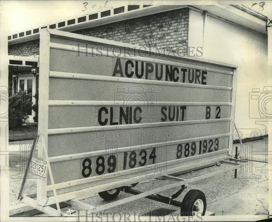 1973 Press Photo Sign pinpoints acupuncture 'clnic'- Historic Images