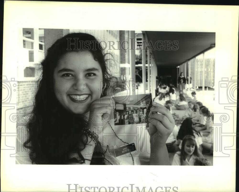 1992 Press Photo Student Amy Montz holds picture of friends she made in Russia