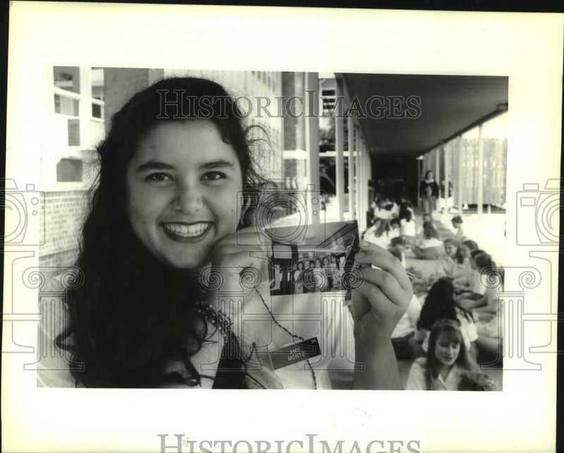 Load image into Gallery viewer, 1992 Press Photo Student Amy Montz holds picture of friends she made in Russia
