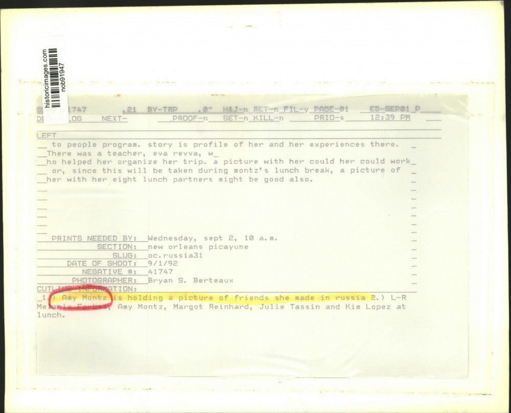 1992 Press Photo Student Amy Montz holds picture of friends she made in Russia